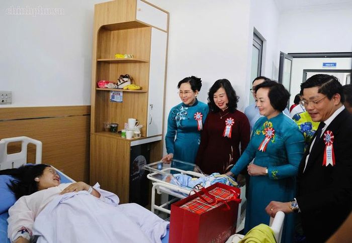 Phó Thủ tướng Phạm Thị Thanh Trà thăm hỏi sản phụ tại Bệnh viện Phụ sản Trung ương Cơ sở 2 tại Hà Nội - Ảnh: chinhphu.vn/Thu Giang