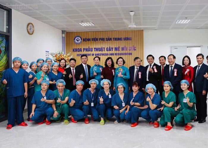 Phó Thủ tướng Phạm Thị Thanh Trà và các đại biểu cùng các y bác sĩ Bệnh viện Phụ sản Trung ương Cơ sở 2 tại Hà Nội - Ảnh: chinhphu.vn/Thu Giang