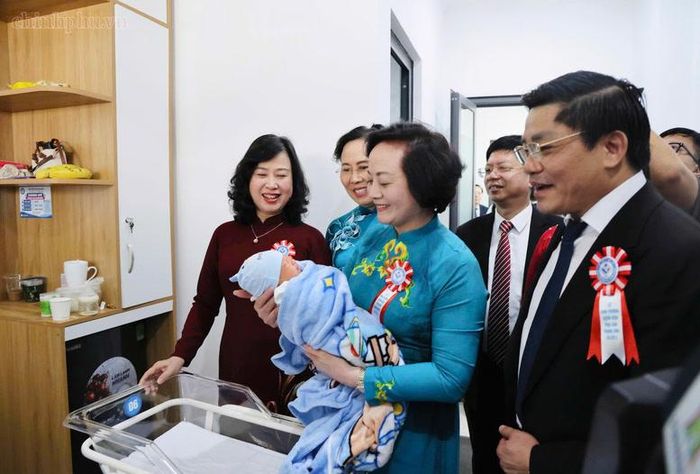Phó Thủ tướng Phạm Thị Thanh Trà bế em bé được sinh tại Bệnh viện Phụ sản Trung ương Cơ sở 2 tại Hà Nội - Ảnh: chinhphu.vn/Thu Giang