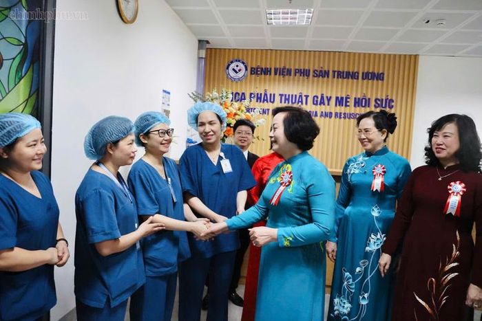 Phó Thủ tướng Phạm Thị Thanh Trà thăm hỏi, động viên các y bác sĩ Bệnh viện Phụ sản Trung ương Cơ sở 2 tại Hà Nội - Ảnh: chinhphu.vn/Thu Giang
