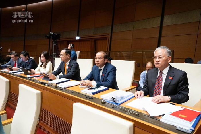 Các đại biểu lắng nghe Báo cáo tại Phiên họp