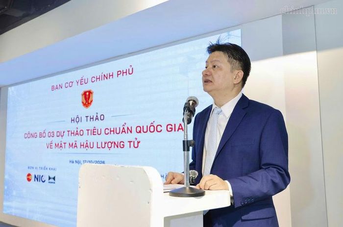 Thiếu tướng Hồ Văn Hương, Phó Trưởng ban Cơ yếu Chính phủ phát biểu khai mạc Hội thảo - Ảnh: chinhphu.vn/Diệu Anh