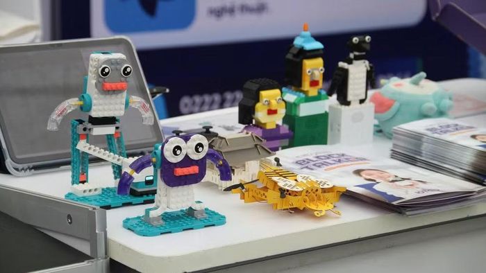 Trẻ em trực tiếp trải nghiệm điều khiển robot lập trình thông minh tại gian hàng Neopia, kích thích tư duy sáng tạo và niềm yêu thích khoa học công nghệ. (Ảnh: Bảo Ngân)