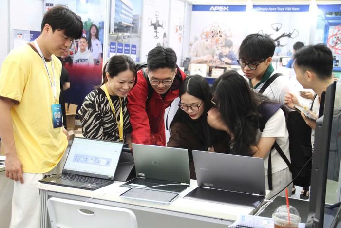Học sinh, sinh viên trực tiếp trải nghiệm các phần mềm học tập số và giải pháp EdTech trên máy tính tại triển lãm. (Ảnh: Bảo Ngân)