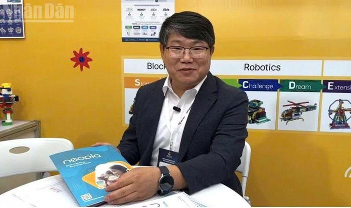Ông Sung Shin Woong, Nhà sáng lập kiêm Tổng Giám đốc NEOPIA giới thiệu bộ học liệu robot lập trình tích hợp trực tiếp vào chương trình giáo dục chính khóa. (Ảnh: Bảo Ngân)