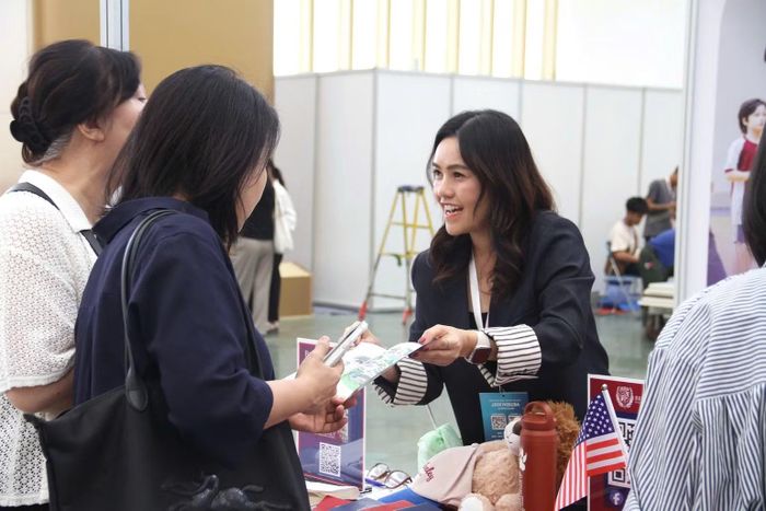 Chuyên gia quốc tế tư vấn lộ trình học tập và giải đáp thông tin chương trình đào tạo cho phụ huynh, học sinh. (Ảnh: Bảo Ngân)
