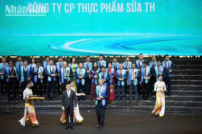 Đối với các nhãn hàng, việc được xướng tên là niềm tự hào to lớn, minh chứng cho bản lĩnh kiên cường, trí tuệ và nỗ lực bền bỉ. Các doanh nghiệp đạt danh hiệu đang góp phần lan tỏa chuẩn mực quản trị, ứng dụng khoa học công nghệ và phát triển xanh tới hàng chục nghìn nhà cung ứng trong chuỗi giá trị.