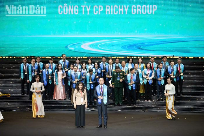 Được đánh giá dựa trên ba giá trị cốt lõi "Chất lượng-Đổi mới sáng tạo-Năng lực tiên phong", danh hiệu này không chỉ là một sự ghi nhận thành tích mà còn là cam kết danh dự về uy tín, chất lượng và trách nhiệm đối với người tiêu dùng.