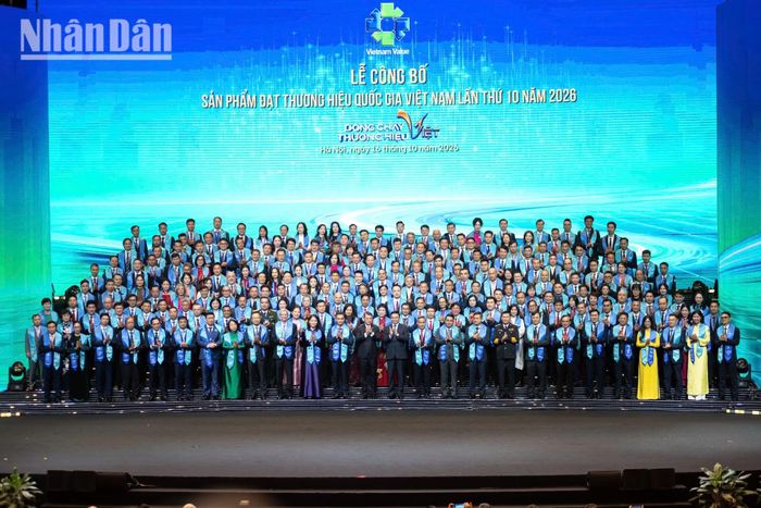 Thủ tướng Lê Minh Hưng và Bộ trưởng Lê Mạnh Hùng chụp ảnh cùng 227 doanh nghiệp được vinh danh Thương hiệu quốc gia.