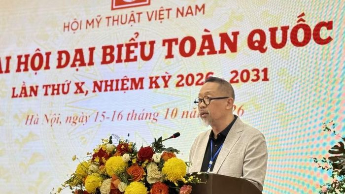 Họa sĩ Đào Quốc Huy, Chủ tịch Hội Mỹ thuật Việt Nam khóa X, nhiệm kỳ 2026-2031, phát biểu tại đại hội. (Ảnh: Phương Lan/TTXVN)