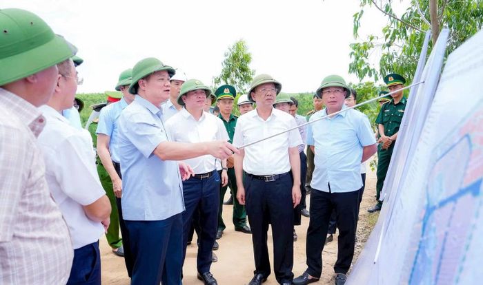 Đồng chí Nguyễn Khắc Thận, Bí thư Tỉnh ủy Nghệ An kiểm tra tình hình triển khai các dự án trọng điểm.
