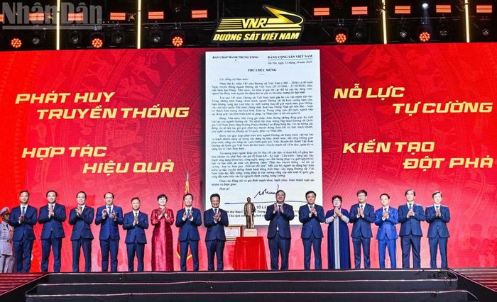 Đồng chí Phạm Gia Túc, Ủy viên Bộ Chính trị, Phó Thủ tướng Thường trực Chính phủ trao quà gửi của Tổng Bí thư Ban Chấp hành Trung ương Đảng Cộng sản Việt Nam, Chủ tịch nước Cộng hòa xã hội chủ nghĩa Việt Nam.