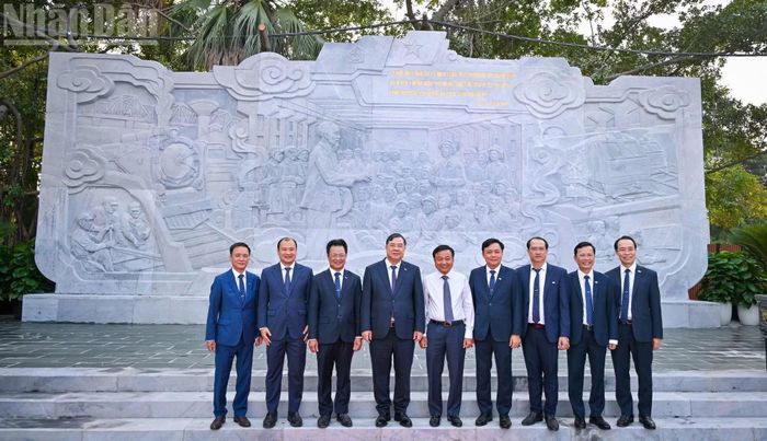 Các đại biểu chụp ảnh lưu niệm tại Phù điêu "Bác Hồ với ngành đường sắt Việt Nam".