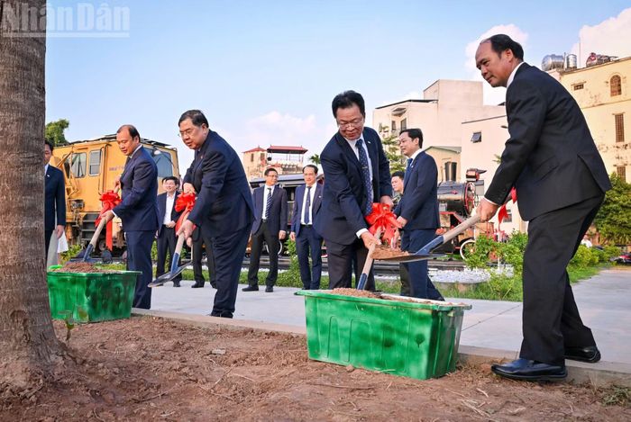 Các đại biểu trồng cây lưu niệm trong chương trình lễ kỷ niệm.