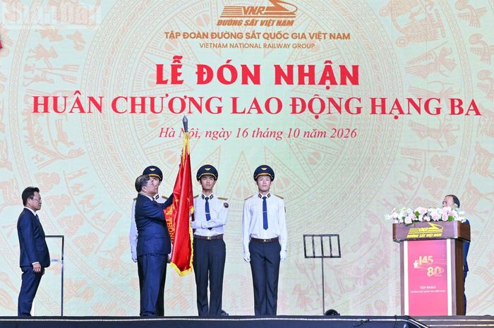 Thay mặt lãnh đạo Đảng, Nhà nước, Phó Thủ tướng Thường trực Phạm Gia Túc trao Huân chương Lao động hạng Ba, phần thưởng cao quý của Đảng, Nhà nước tặng Tập đoàn Đường sắt quốc gia Việt Nam và đồng chí Đặng Sỹ Mạnh, Bí thư Đảng ủy, Chủ tịch Hội đồng thành viên Tập đoàn.