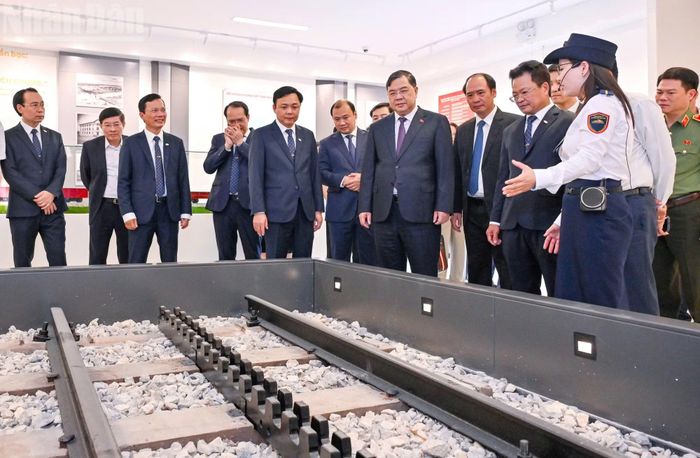 Các đại biểu tham quan Khu truyền thống đường sắt Việt Nam.