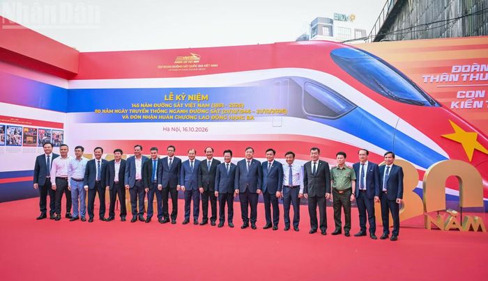 Các đại biểu chụp ảnh lưu niệm Lễ kỷ niệm 145 năm Đường sắt Việt Nam.