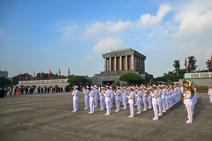 Đoàn Quân nhạc thực hiện nghi thức trên Quảng trường Ba Đình. (Ảnh: DUY LINH)