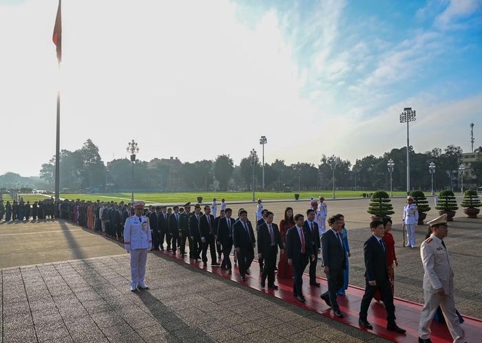 Các đại biểu Quốc hội vào Lăng viếng Chủ tịch Hồ Chí Minh. (Ảnh: DUY LINH)