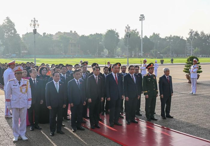 Tổng Bí thư, Chủ tịch nước Tô Lâm, Thủ tướng Chính phủ Lê Minh Hưng và Chủ tịch Quốc hội Trần Thanh Mẫn, Thường trực Ban Bí thư Trần Cẩm Tú và các đại biểu Quốc hội vào Lăng viếng Chủ tịch Hồ Chí Minh. (Ảnh: DUY LINH)
