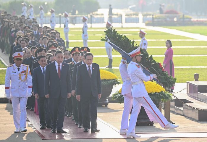 Tổng Bí thư, Chủ tịch nước Tô Lâm﻿, Thủ tướng Chính phủ Lê Minh Hưng và Chủ tịch Quốc hội Trần Thanh Mẫn, Thường trực Ban Bí thư Trần Cẩm Tú và các đại biểu Quốc hội vào Lăng viếng Chủ tịch Hồ Chí Minh. (Ảnh: DUY LINH)