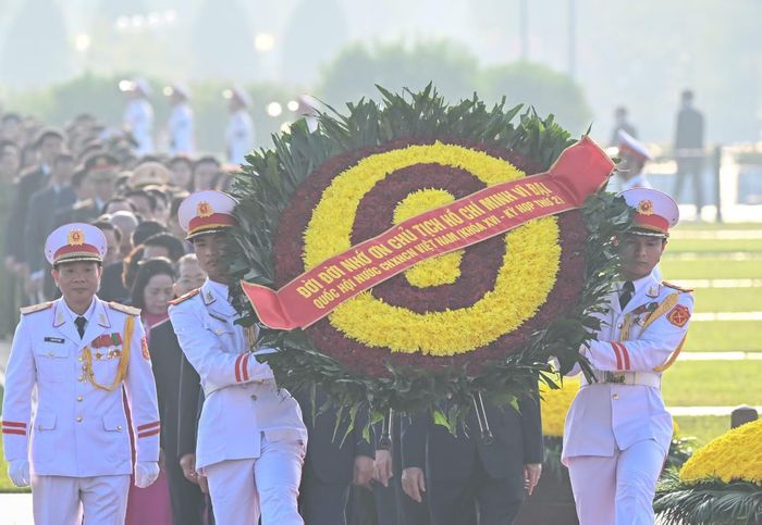 Vòng hoa của Đoàn mang dòng chữ: "Đời đời nhớ ơn Chủ tịch Hồ Chí Minh vĩ đại". (Ảnh: DUY LINH)