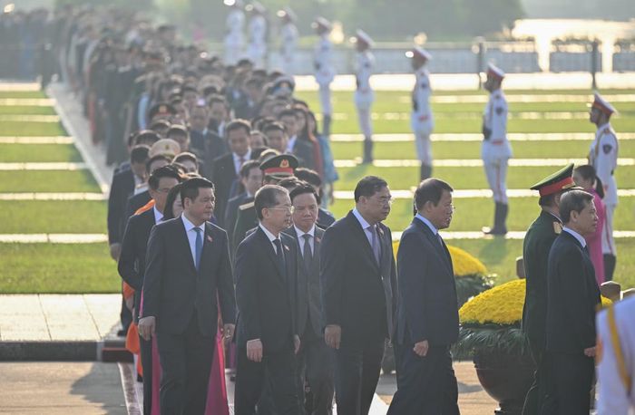 Lãnh đạo Đảng, Nhà nước và các đại biểu Quốc hội vào Lăng viếng Chủ tịch Hồ Chí Minh. (Ảnh: DUY LINH)