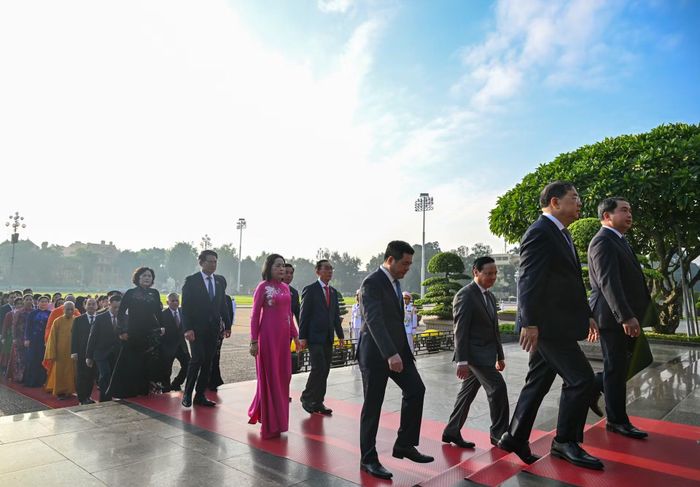 Các đồng chí lãnh đạo Đảng, Nhà nước vào Lăng viếng Chủ tịch Hồ Chí Minh. (Ảnh: DUY LINH)