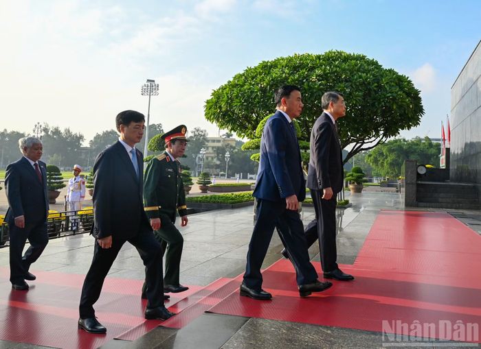 Các đồng chí lãnh đạo Đảng, Nhà nước vào Lăng viếng Chủ tịch Hồ Chí Minh. (Ảnh: DUY LINH)