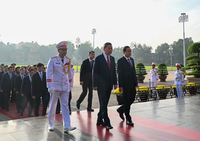 Tổng Bí thư, Chủ tịch nước Tô Lâm, Thủ tướng Chính phủ Lê Minh Hưng và Chủ tịch Quốc hội Trần Thanh Mẫn, Thường trực Ban Bí thư Trần Cẩm Tú và các đại biểu Quốc hội vào Lăng viếng Chủ tịch Hồ Chí Minh. (Ảnh: DUY LINH)