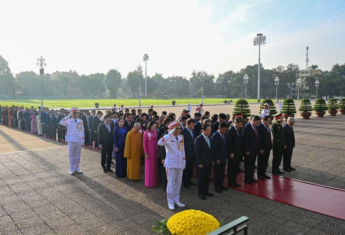 Các đồng chí lãnh đạo Đảng, Nhà nước và các đại biểu Quốc hội thành kính tưởng nhớ Chủ tịch Hồ Chí Minh. (Ảnh: DUY LINH)
