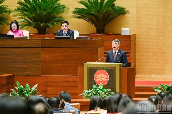 Thủ tướng Chính phủ Lê Minh Hưng trình bày Báo cáo về tình hình thực hiện Kế hoạch phát triển kinh tế-xã hội năm 2026 và dự kiến kế hoạch phát triển kinh tế-xã hội năm 2027. (Ảnh: DUY LINH)