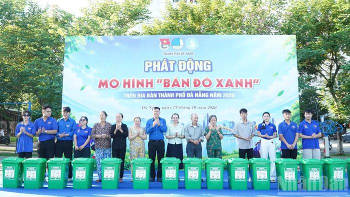 Trao tặng thùng rác có nắp đậy cho hộ dân trên địa bàn phường Cẩm Lệ. (Ảnh: THANH TÂM)