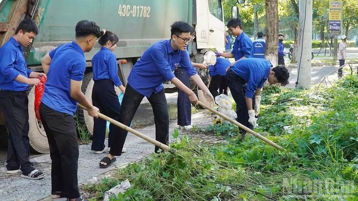 Đoàn viên, thanh niên ra quân dọn dẹp vệ sinh môi trường. (Ảnh: THANH TÂM)