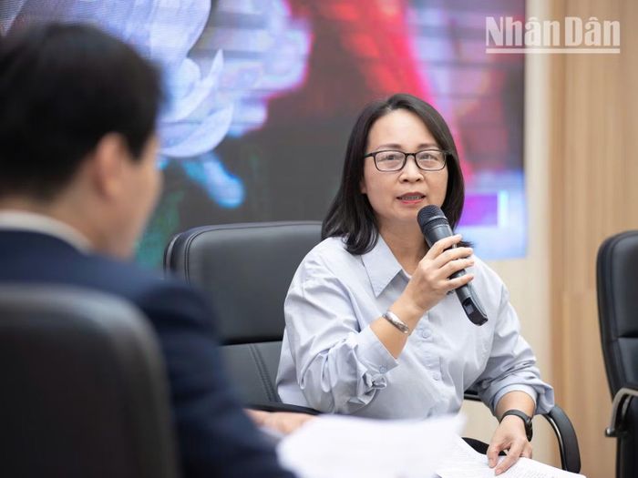 Bà Ngô Kiều Liên, Trưởng phòng Dữ liệu-Thông tin Người có công, Cục Người có công (Bộ Nội vụ) tại tọa đàm trực tuyến “Nhìn lại những thành quả của hơn 200 ngày đêm nỗ lực đưa các liệt sĩ trở về”. (Ảnh: MINH DUY)