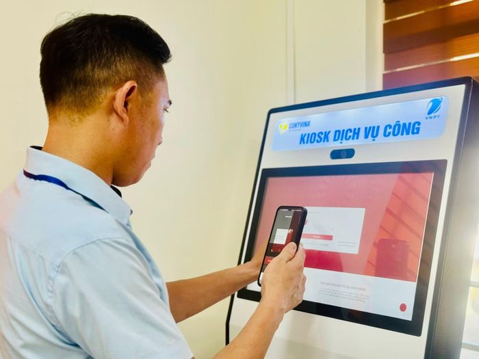 Cán bộ địa phương hỗ trợ người dân thao tác dịch vụ công tại trụ sở xã Bố Trạch, tỉnh Quảng Trị. (Ảnh: HNV)