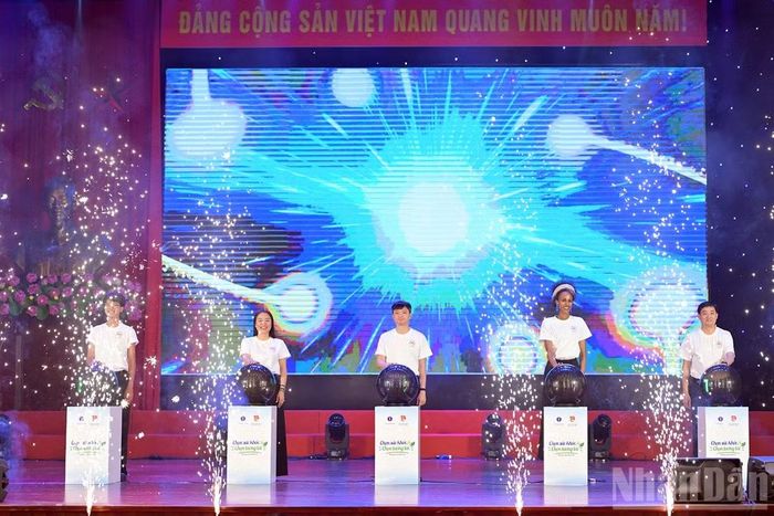 Đại diện Ban tổ chức và các đơn vị liên quan thực hiện nghi thức khởi động tại buổi lễ. (Ảnh: LINH PHAN)