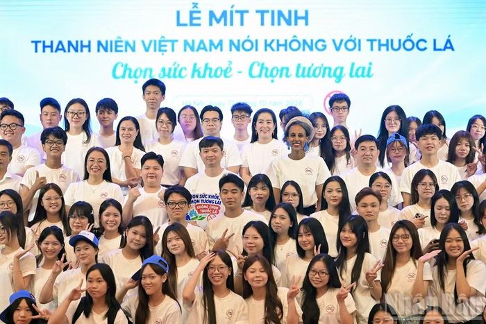 Đồng chí Nguyễn Minh Triết (cầm hashtag) cùng đại diện các cơ quan, đơn vị, tổ chức và thanh niên tại Lễ mít-tinh. (Ảnh: LINH PHAN)