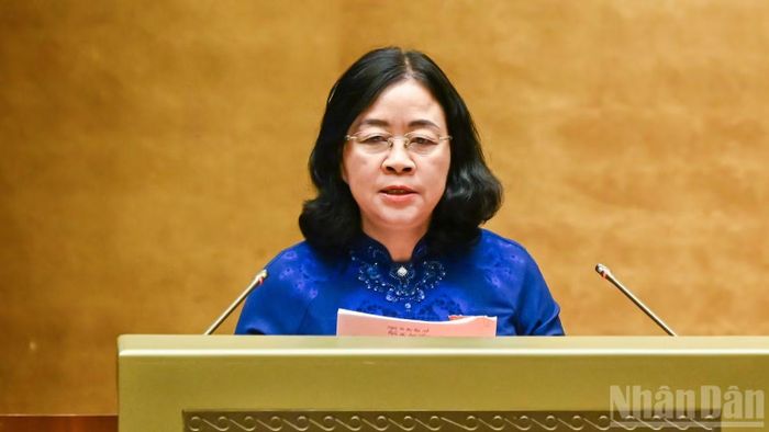 Chủ tịch Ủy ban Trung ương Mặt trận Tổ quốc Việt Nam Bùi Thị Minh Hoài trình bày Báo cáo tổng hợp ý kiến, kiến nghị của cử tri và nhân dân gửi đến Kỳ họp thứ hai, Quốc hội khóa XVI. (Ảnh: DUY LINH)