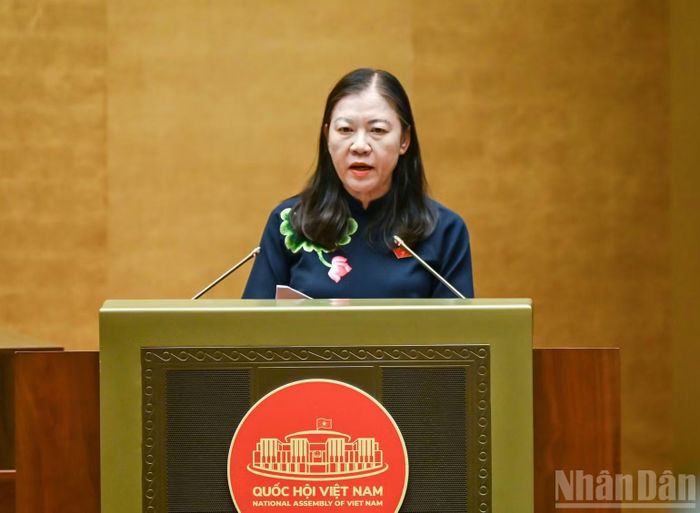 Chủ nhiệm Ủy ban Dân nguyện và Giám sát của Quốc hội Lê Thị Nga trình bày Báo cáo kết quả giám sát việc giải quyết, trả lời kiến nghị của cử tri gửi đến Kỳ họp thứ nhất, Quốc hội khóa XVI. (Ảnh: DUY LINH)
