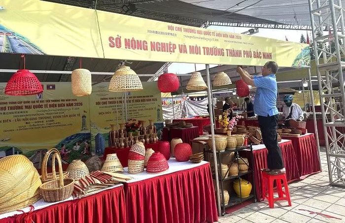 Sáng 17/10, các đơn vị đang hoàn thiện công đoạn trưng bày, sắp xếp sản phẩm. (Ảnh: LÊ LAN)