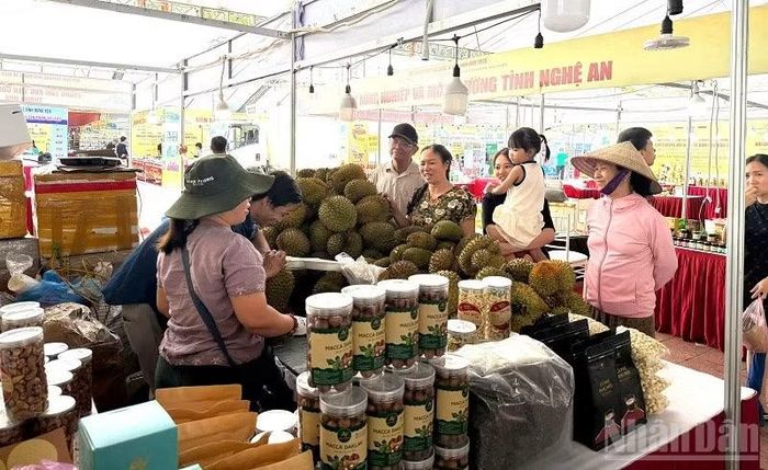 Dù Hội chợ chưa chính thức khai mạc, nhưng người tham quan, mua sắm tại các gian hàng trong sáng 17/10 đã khá tấp nập. (Ảnh: LÊ LAN)