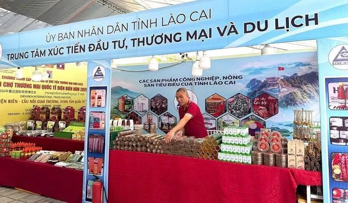 Gian hàng của doanh nghiệp đến từ tỉnh Lào Cai trưng bày và giới thiệu các sản phẩm đặc trưng của địa phương. (Ảnh: LÊ LAN)