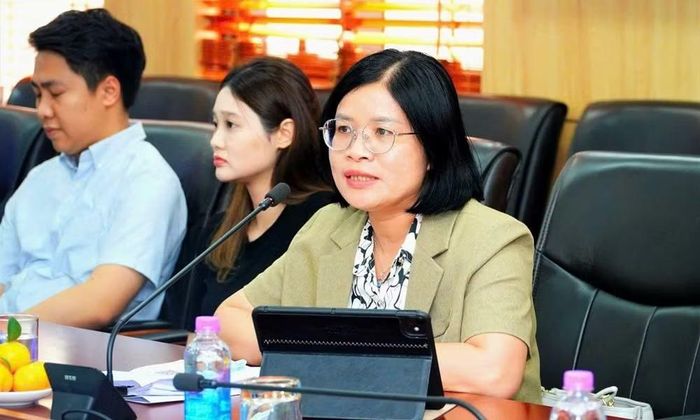 Bà Nguyễn Thị Minh Thơ, Phó Cục trưởng Cục Phòng, chống rửa tiền, Ngân hàng Nhà nước trình bày tại Hội nghị. (Ảnh: VŨ TRÀ)
