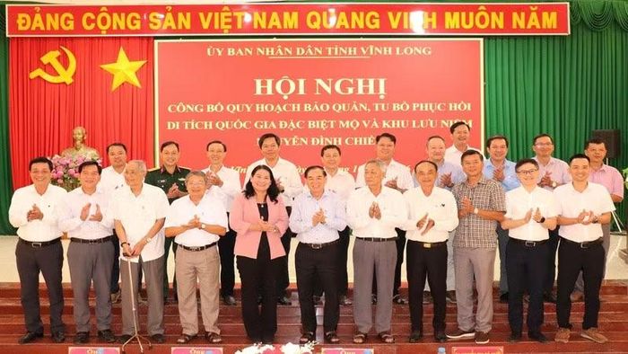 Đại biểu tham dự hội nghị công bố quy hoạch bảo quản, tu bổ phục hồi Di tích quốc gia đặc biệt Mộ và Khu lưu niệm Nguyễn Đình Chiểu. (Ảnh: HOÀNG TRUNG)