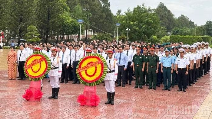 Các đại biểu dâng hương, dâng hoa tại Tượng đài Chủ tịch Hồ Chí Minh ở phường Cam Ranh, tỉnh Khánh Hòa, bày tỏ lòng thành kính và biết ơn sâu sắc đối với Người. (Ảnh: NGUYỄN TRUNG)