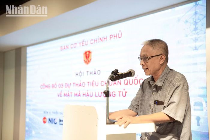 Nguyên Viện trưởng Viện khoa học-công nghệ mật mã, Tiến sĩ Trần Duy Lai, góp ý về quy trình hoàn thiện tiêu chuẩn. (Ảnh: MINH DUY)