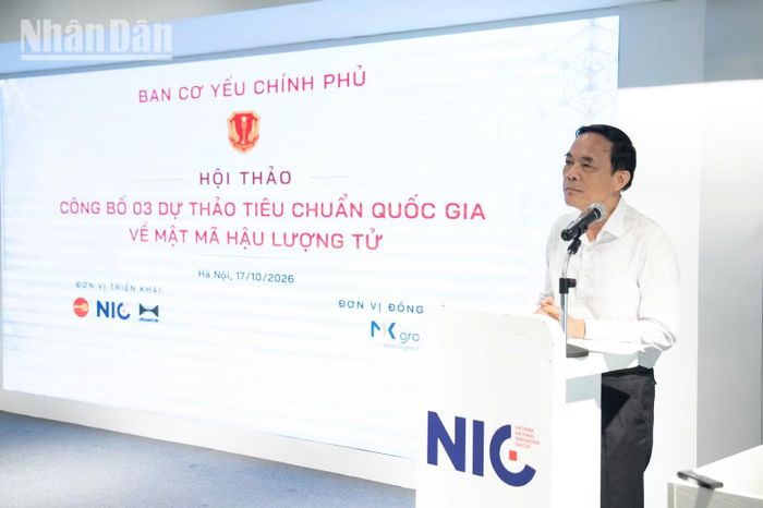 Trung tướng Đặng Vũ Sơn đánh giá cao cách tiếp cận cân bằng của Ban Cơ yếu Chính phủ. (Ảnh: MINH DUY)