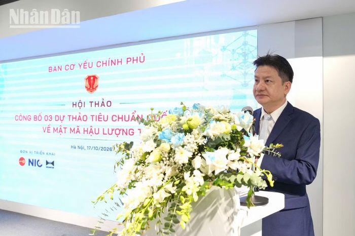 Thiếu tướng Hồ Văn Hương nêu rõ lộ trình chuyển đổi mật mã kháng lượng tử tại Việt Nam tuân thủ nguyên tắc "thận trọng, đồng bộ và không gián đoạn". (Ảnh: MINH DUY)