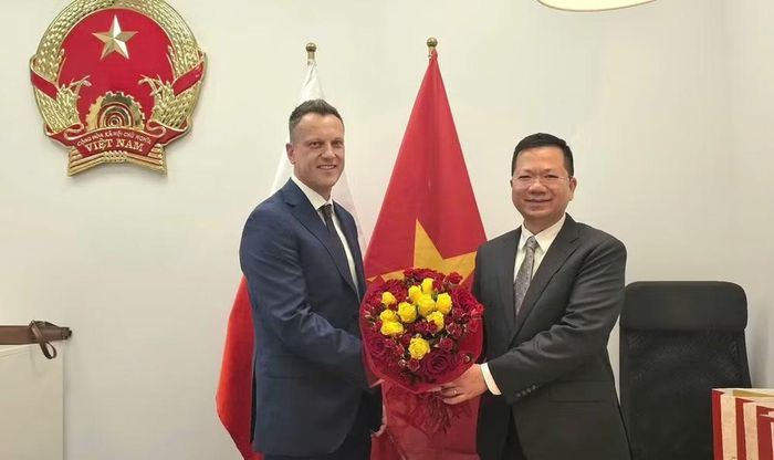 Đại sứ Hà Hoàng Hải chúc mừng ông Filip Marcinkiewicz - tân Lãnh sự danh dự Việt Nam tại thành phố Krakow. (Ảnh: Đại sứ quán Việt Nam tại Ba Lan)